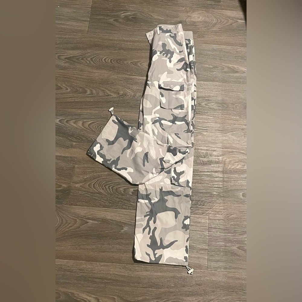 New Camouflage Cargo Pants Size XS - Picture 5 of 7